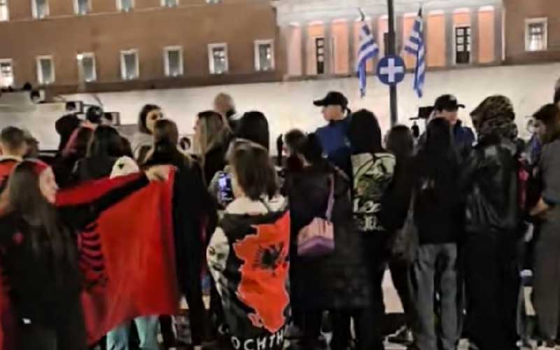 Θα ασχοληθεί κανείς; Ύψωσαν αλβανικές σημαίες στο Σύνταγμα στην φωταγώγηση του Χριστουγεννιάτικου Δέντρου