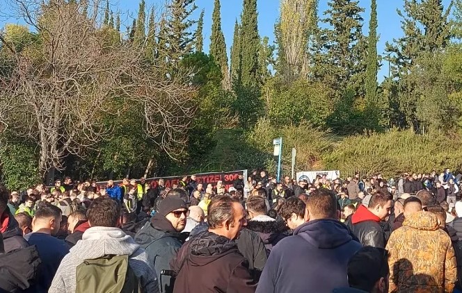 Οι «ΣΠΑΡΤΙΑΤΕΣ» δίπλα στους Αστυνομικούς κατά τη διαμαρτυρία τους στις εγκαταστάσεις των ΜΑΤ για τον τραυματία συνάδελφό τους