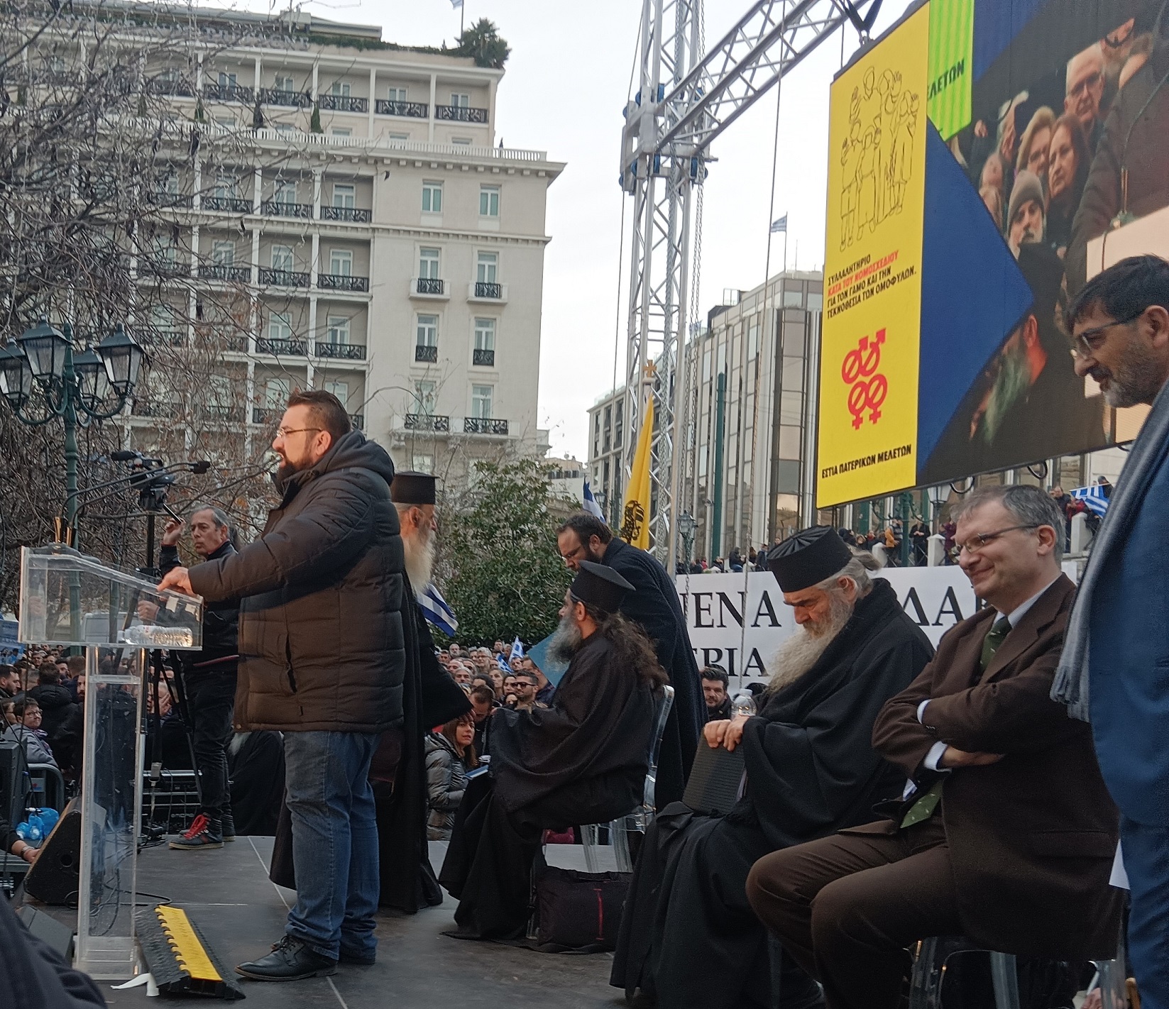 Πλατεία Συντάγματος: Οι «ΣΠΑΡΤΙΑΤΕΣ» στη μεγαλειώδη συγκέντρωση κατά του γάμου των Ομoφυλόφιλων ζευγαριών