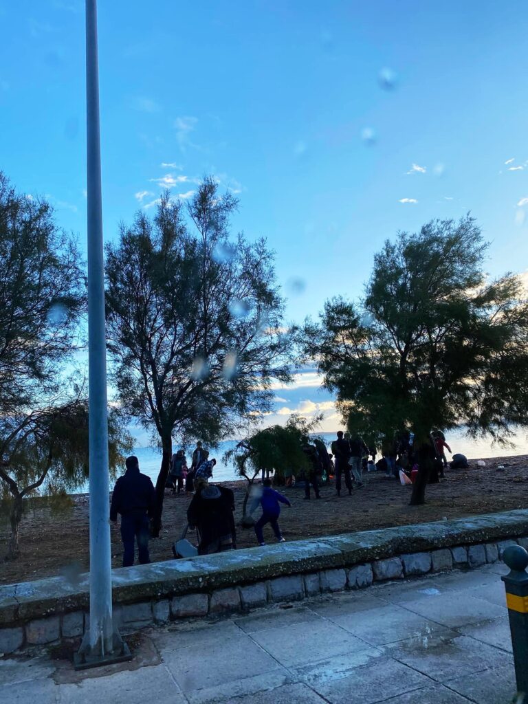 Η φωτογραφία με τους παράτυπους μετανάστες έχει ληφθεί στον Ναυτικό Όμιλο της Χίου το πρωινό της Παρασκευής 8ης Δεκεμβρίου 2023.