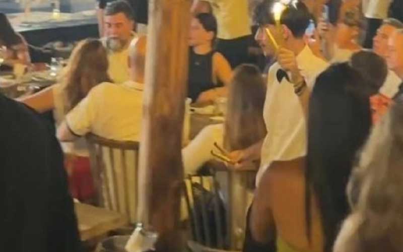 Η Αττική καιγόταν και ο Οικονόμου διασκέδαζε στην Ρόδο: διώξτε τον τώρα!