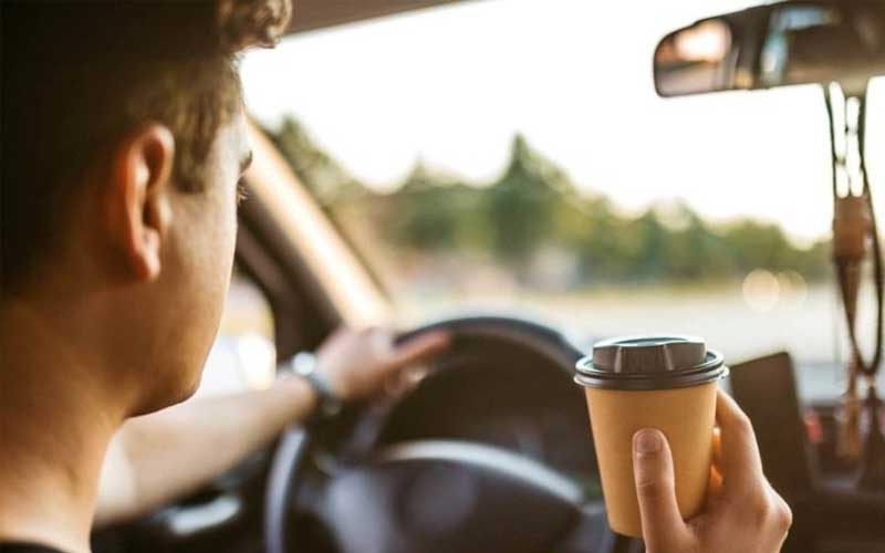 Γουλιά και κατοστάρικο, πρόστιμο μέχρι και για τον καφέ στο αυτοκίνητο