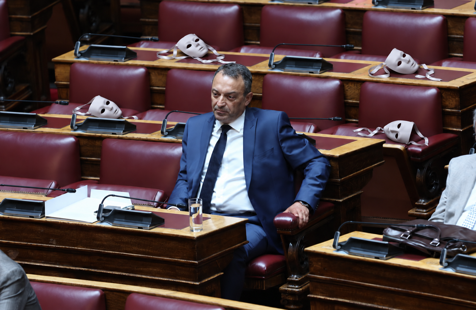"Πέφτουν οι μάσκες"